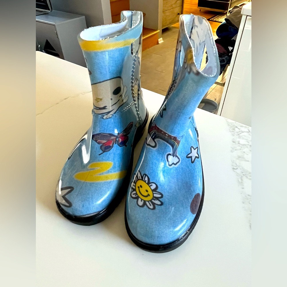 NWOT kids ugg rajee patches rain boots. size 11.